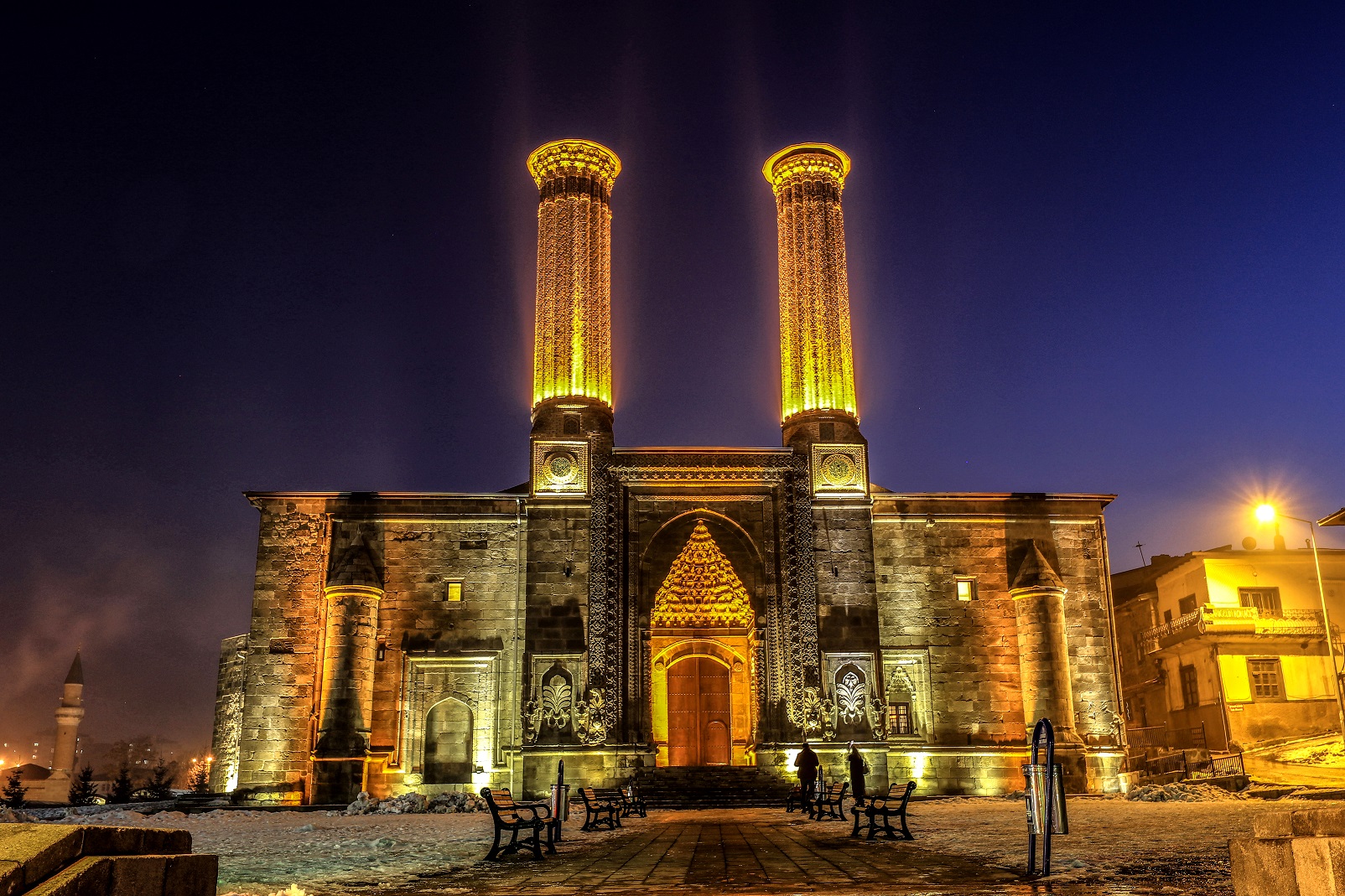 Erzurum'un sembolu haline gelen Çifte Minareli Medrese, tarihi dokusu ve geçmişiyle yerli ve yabancı turistelerin ilgisini çekiyor.
Kent merkezinde bulunan medrese, tarihe ışık tutuyor. ( Ali İhsan Öztürk - Anadolu Ajansı )